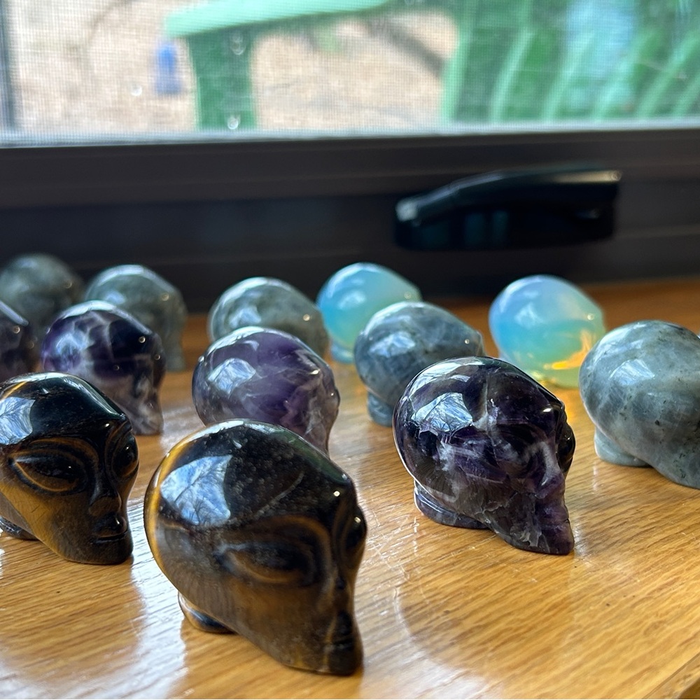 👽 one crystal alien head carving!